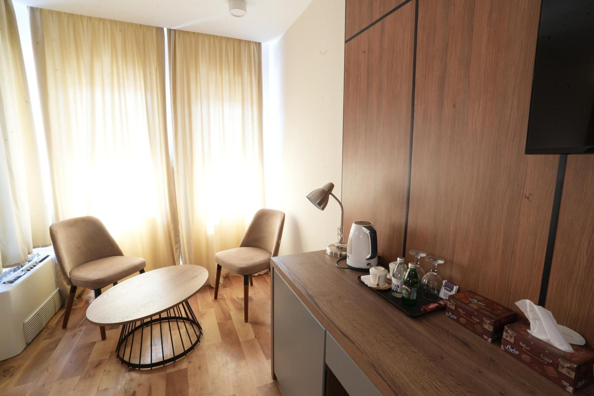 Hotel City In โคชานิ ภายนอก รูปภาพ